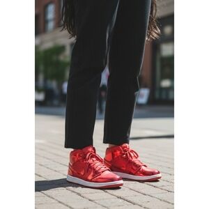 WMNS AIR JORDAN 1 MID SE UNIVERSITY RED POMEGRANATE METALLIC DH5894 600 SIZE 6.5